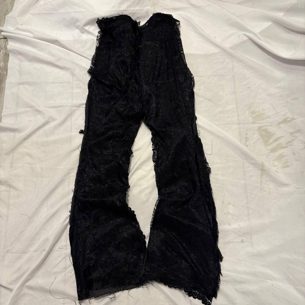 Ręcznie robione, postarzane, czarne, luźne jeansy – pełne rozdarcia na dole, punkowe, grunge'owe, streetwearowe spodnie