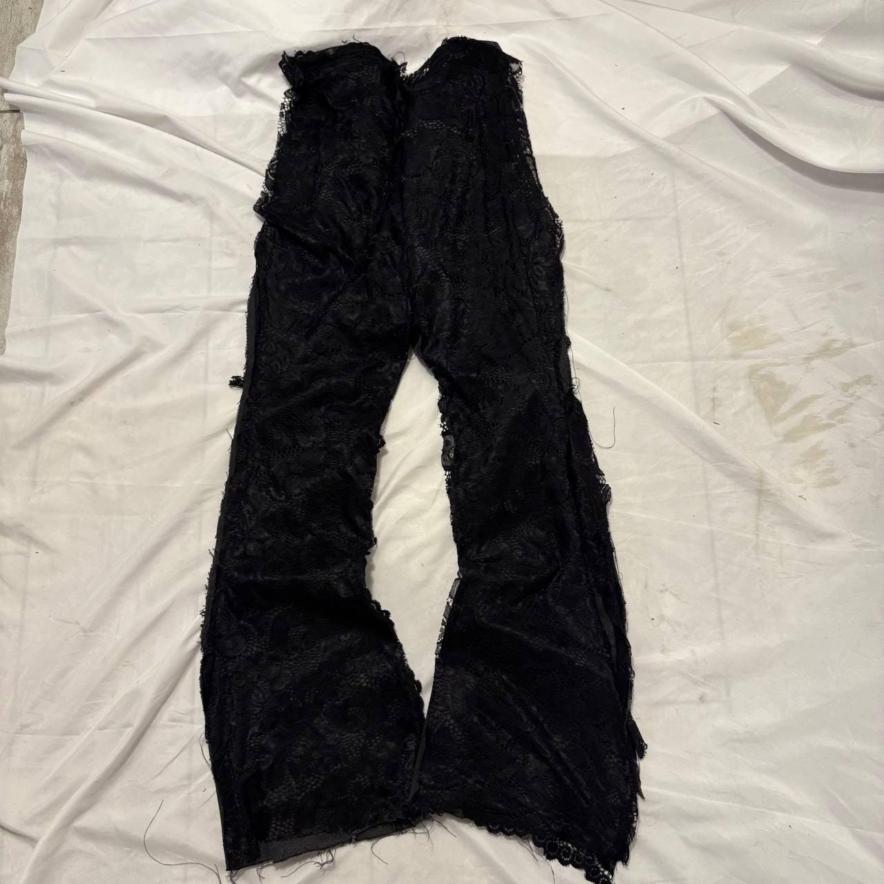 Ręcznie robione, postarzane, czarne, luźne jeansy – pełne rozdarcia na dole, punkowe, grunge'owe, streetwearowe spodnie