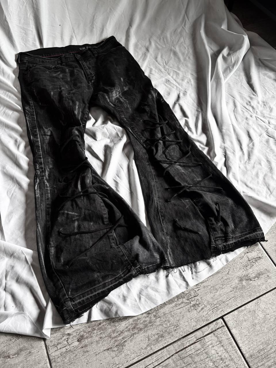 Czarne, rozszerzane jeansy – ręcznie robione, szerokie nogawki, postarzane, gotyckie, grunge'owe spodnie w stylu Y2K