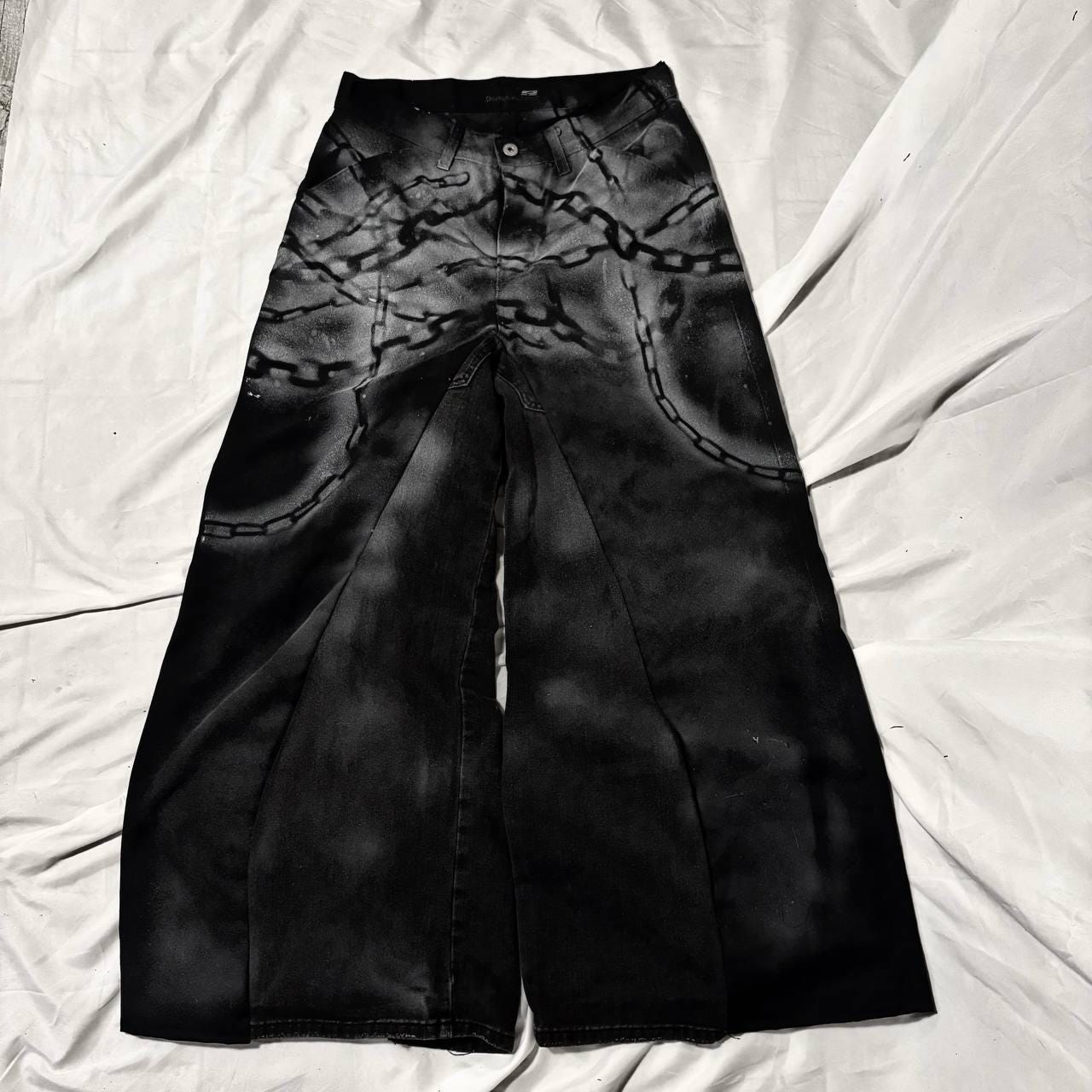 Ręcznie robione dżinsy gotyckie z szerokimi nogawkami: łańcuszki i spraye, spodnie punkowe z recyklingu