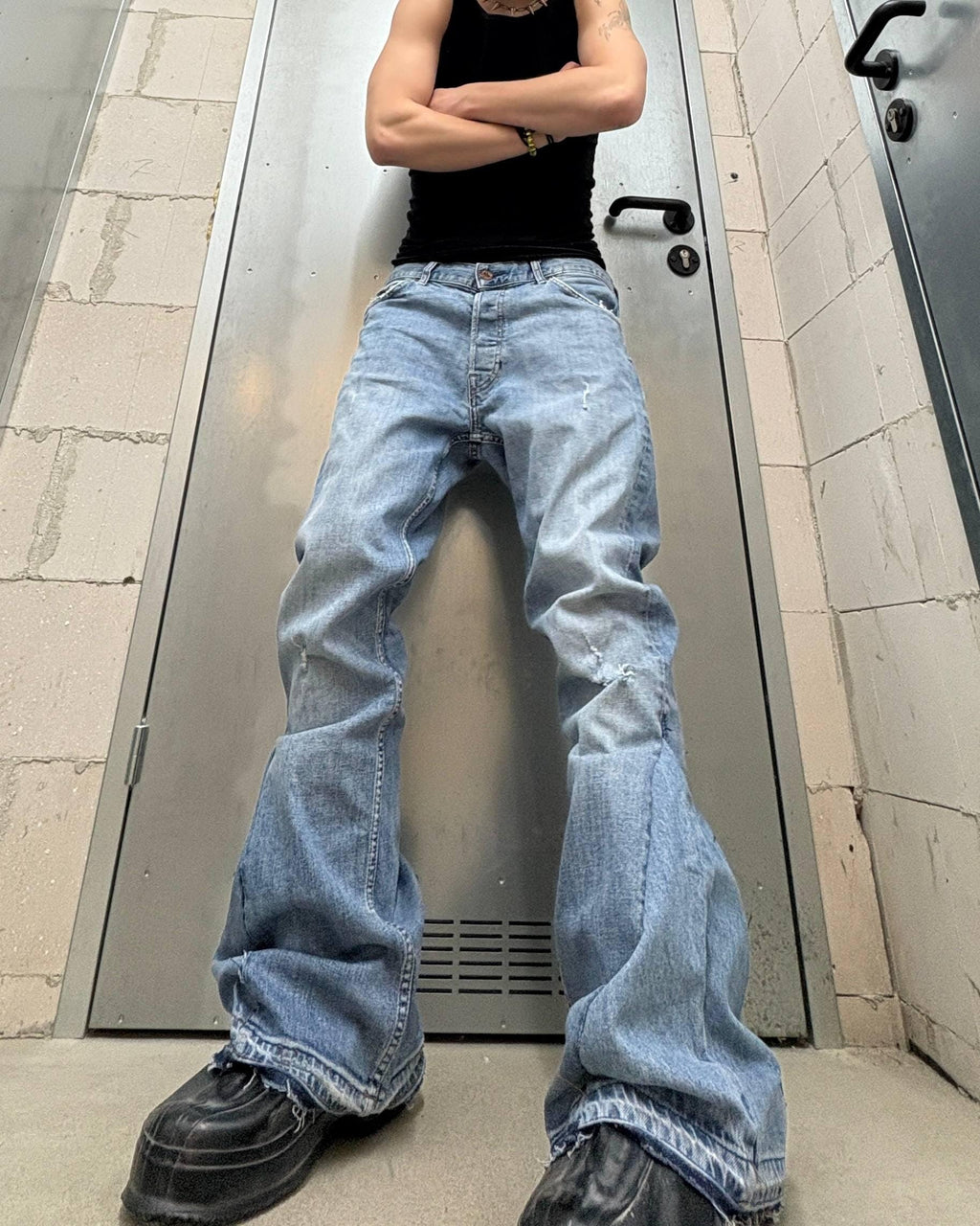 Jasnoniebieskie, spersonalizowane spodnie z szerokimi nogawkami: ręcznie robiony denim w stylu grunge