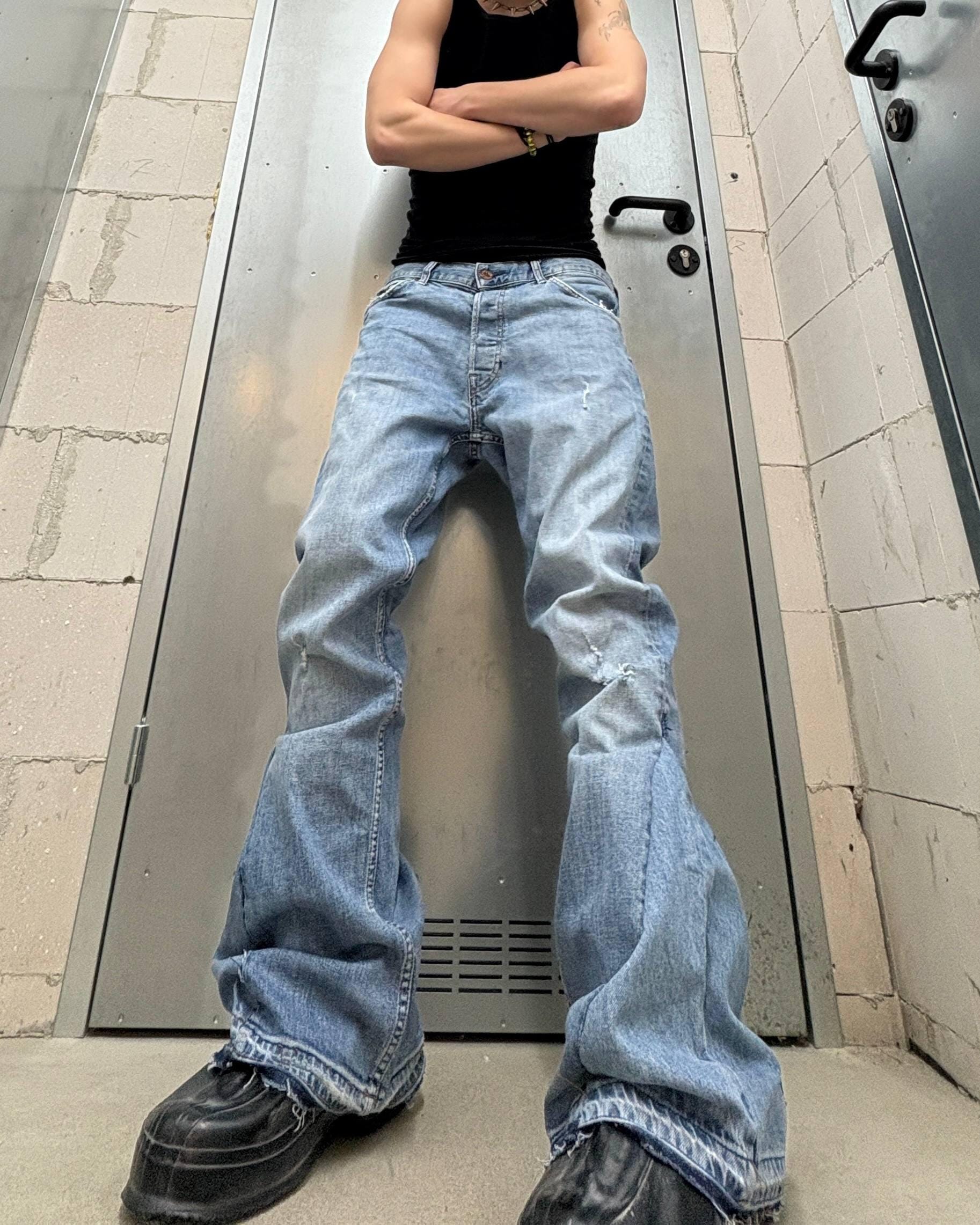 Jasnoniebieskie, spersonalizowane spodnie z szerokimi nogawkami: ręcznie robiony denim w stylu grunge