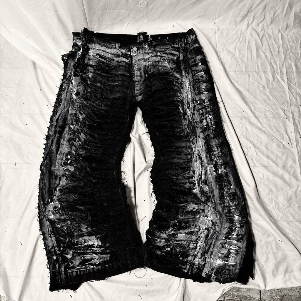 Ręcznie robione, ekstremalnie zniszczone, szerokie dżinsy – spodnie w stylu awangardowym, punkowym, gotyckim i grunge'owym