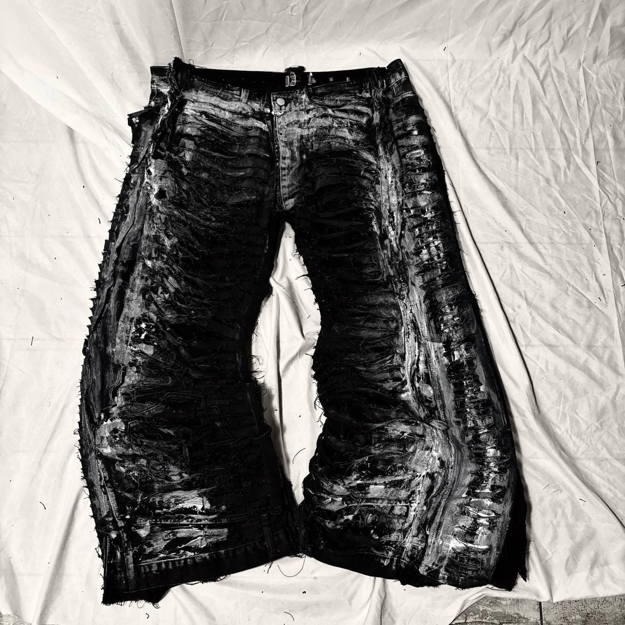 Ręcznie robione, ekstremalnie zniszczone, szerokie dżinsy – spodnie w stylu awangardowym, punkowym, gotyckim i grunge'owym