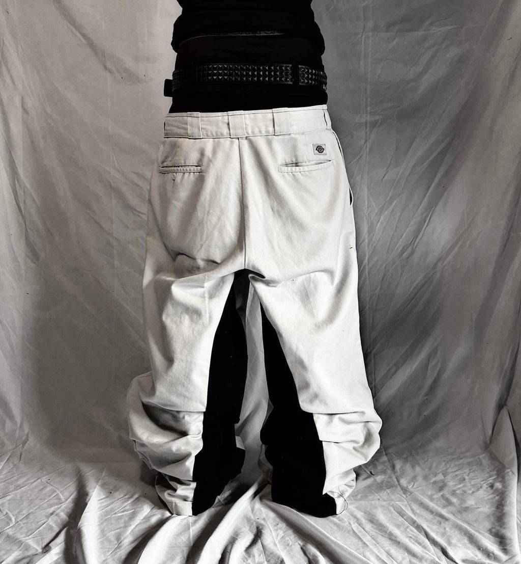 Znoszone białe jeansy z szerokimi nogawkami: Grunge Goth Y2K