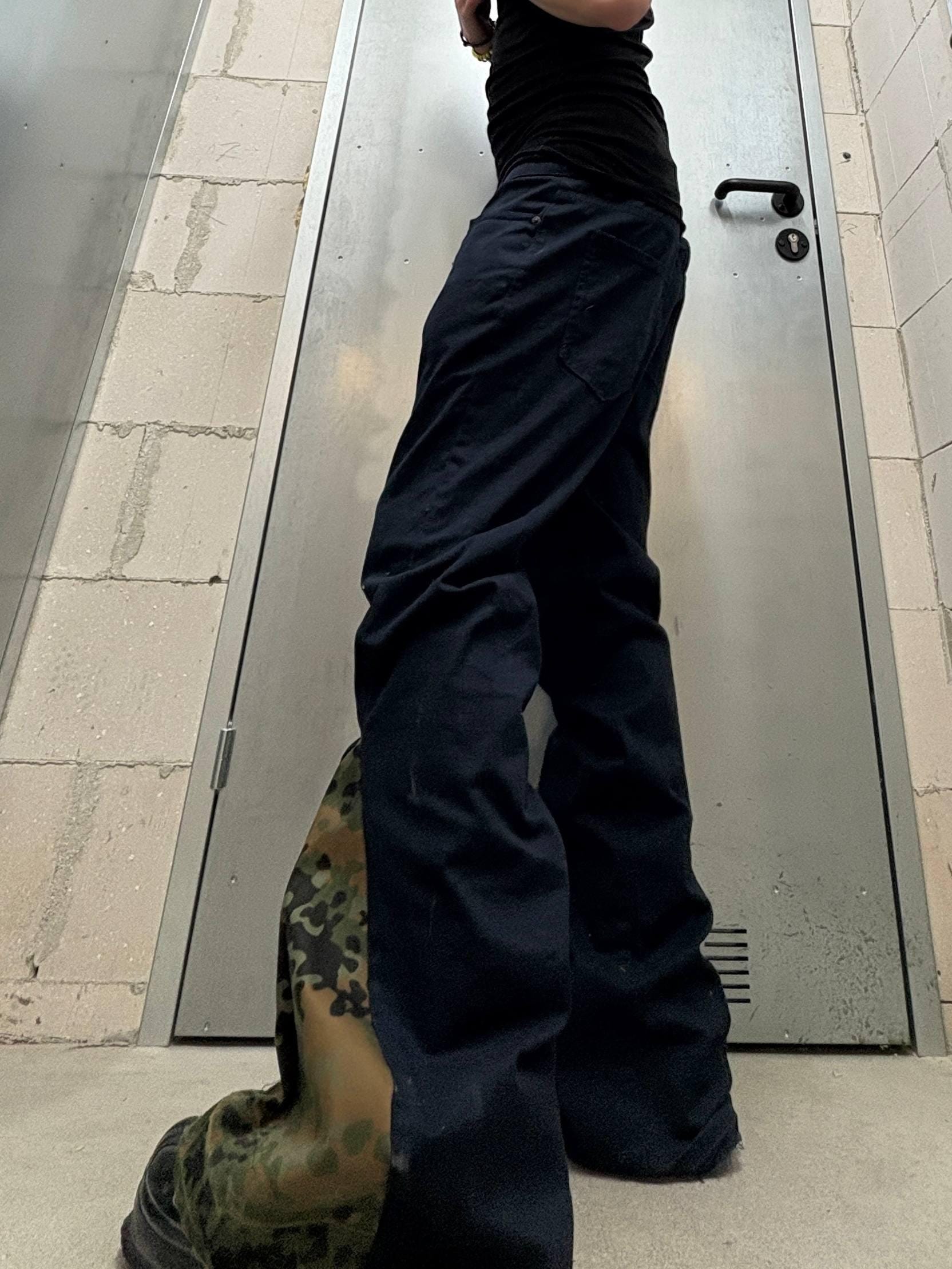 Czarne, rozkloszowane jeansy w kamuflażu, ręcznie robione: Y2K Grunge Streetwear