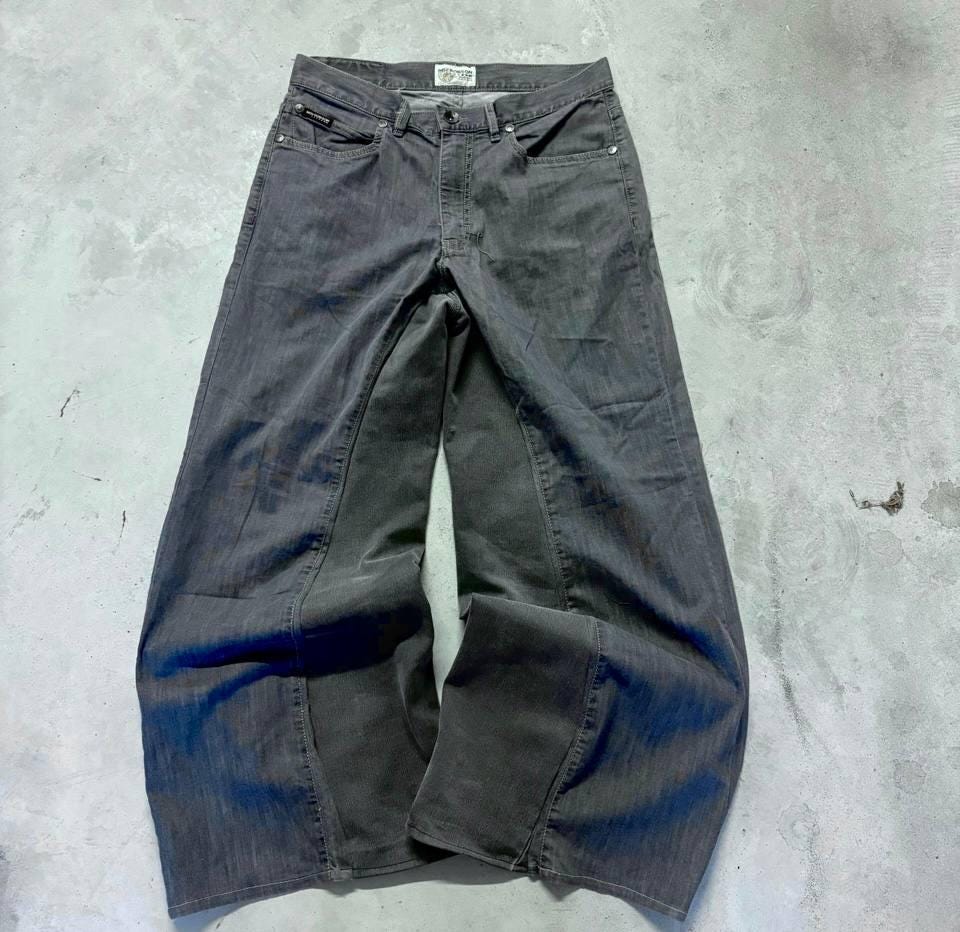 Ręcznie robione szare, luźne jeansy: odzież uliczna w stylu gotyckim i punkowym Y2K