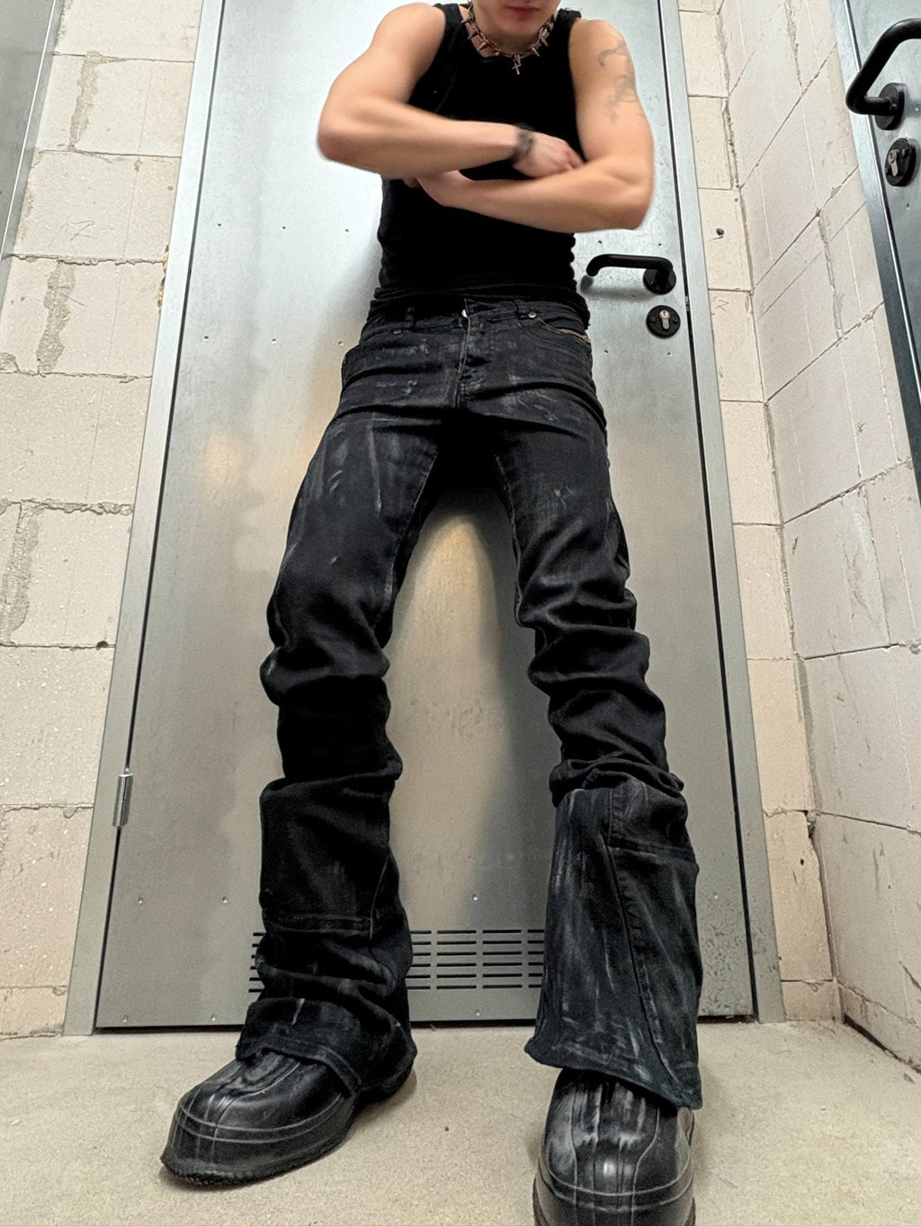 Czarne, woskowane, dzwony, ręcznie robione: Y2K Grunge Streetwear