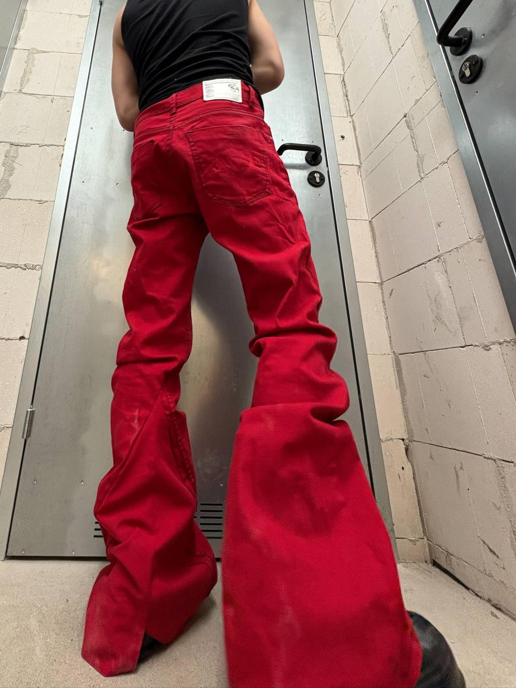 czerwone jeansy z rozszerzanymi nogawkami – ręcznie robione spodnie streetwearowe w stylu grunge z rocznika 2000