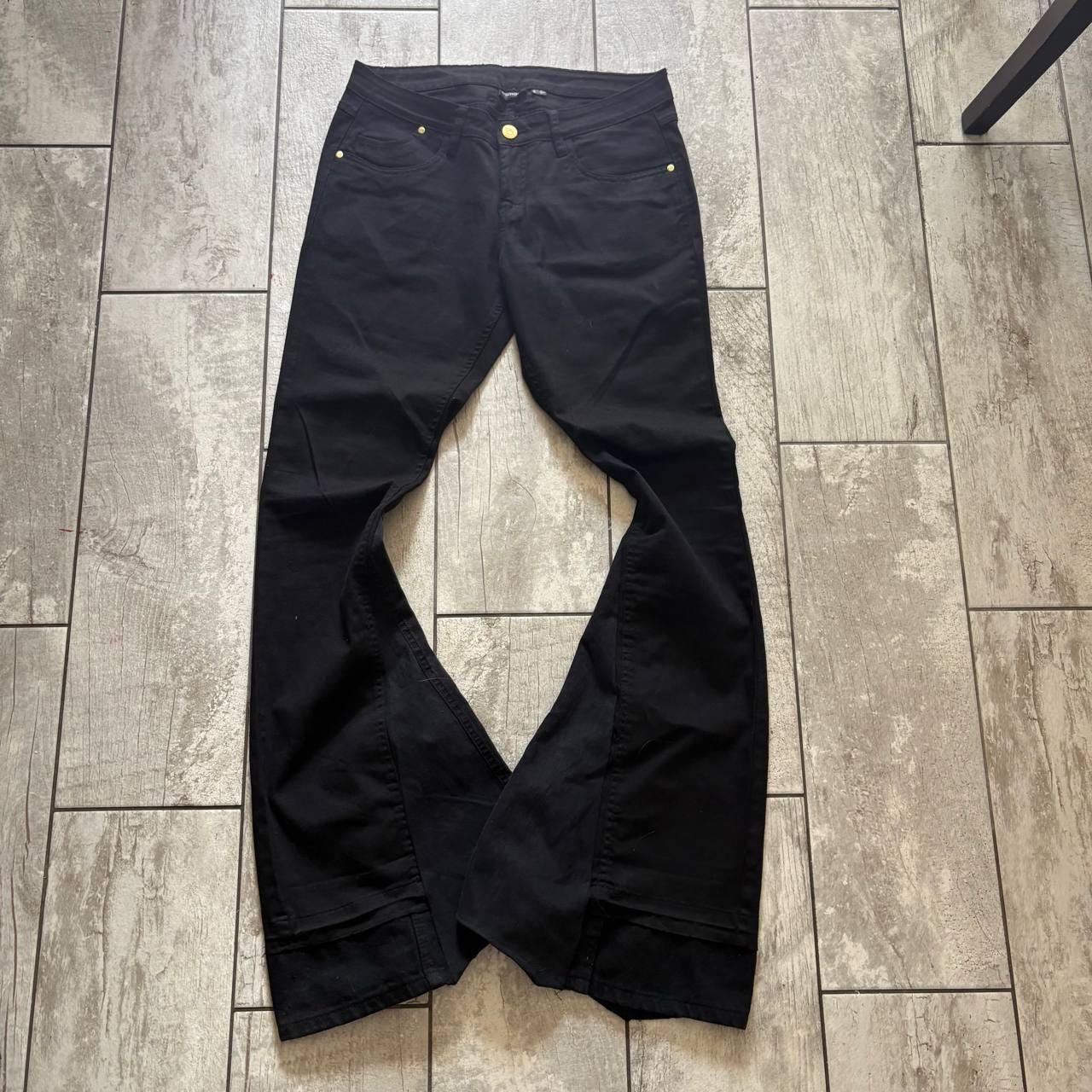 Ręcznie robione czarne rozszerzane jeansy typu baggy: odzież uliczna w stylu gotyckim i punkowym z epoki Y2K