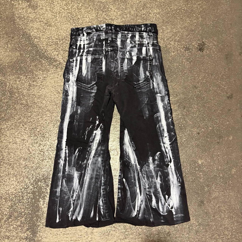 Ręcznie robione, ekstremalnie zniszczone, szerokie dżinsy – spodnie w stylu awangardowym, punkowym, gotyckim i grunge'owym