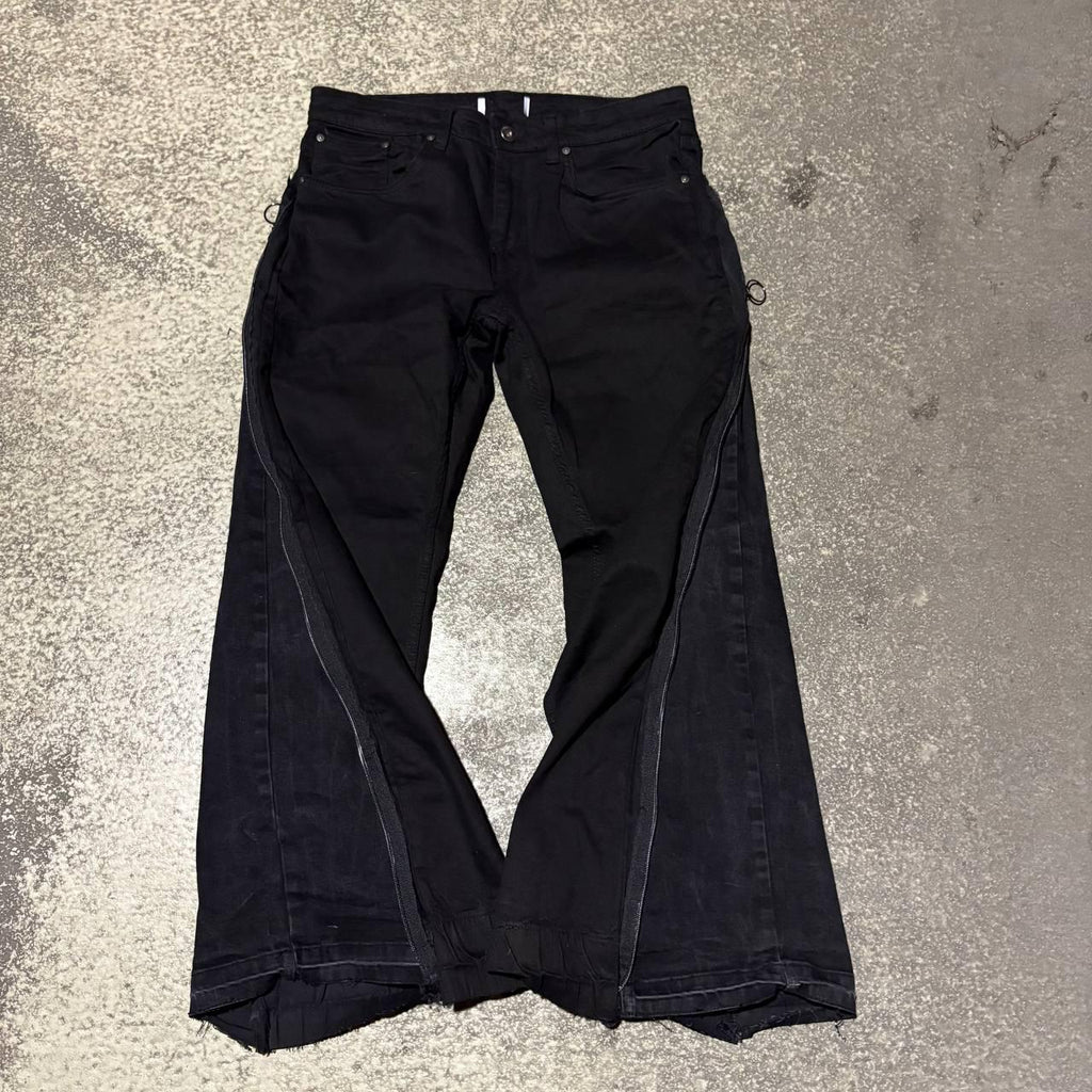 Ręcznie robione czarne rozszerzane jeansy typu baggy: odzież uliczna w stylu gotyckim i punkowym z epoki Y2K