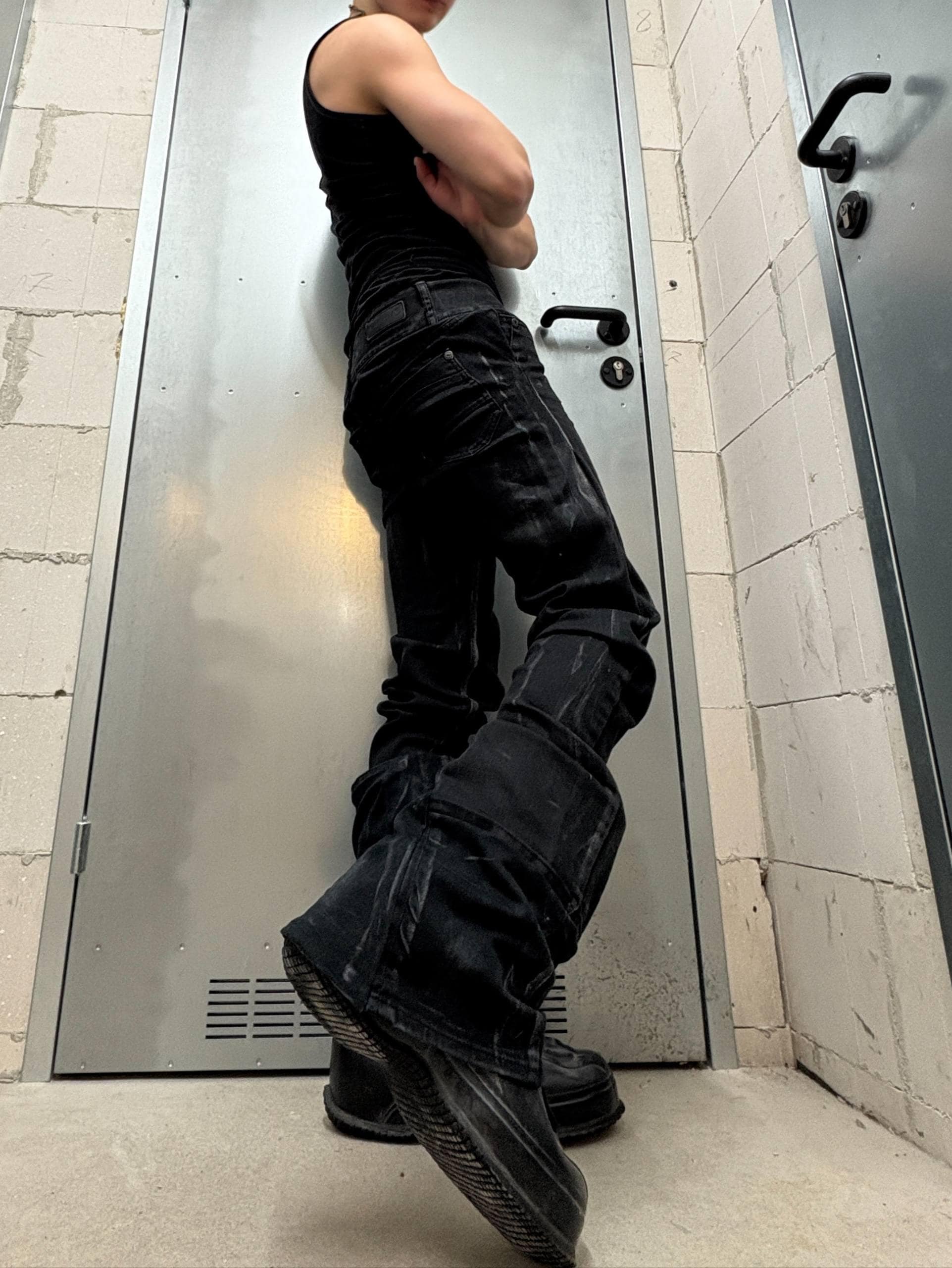 Czarne, woskowane, dzwony, ręcznie robione: Y2K Grunge Streetwear