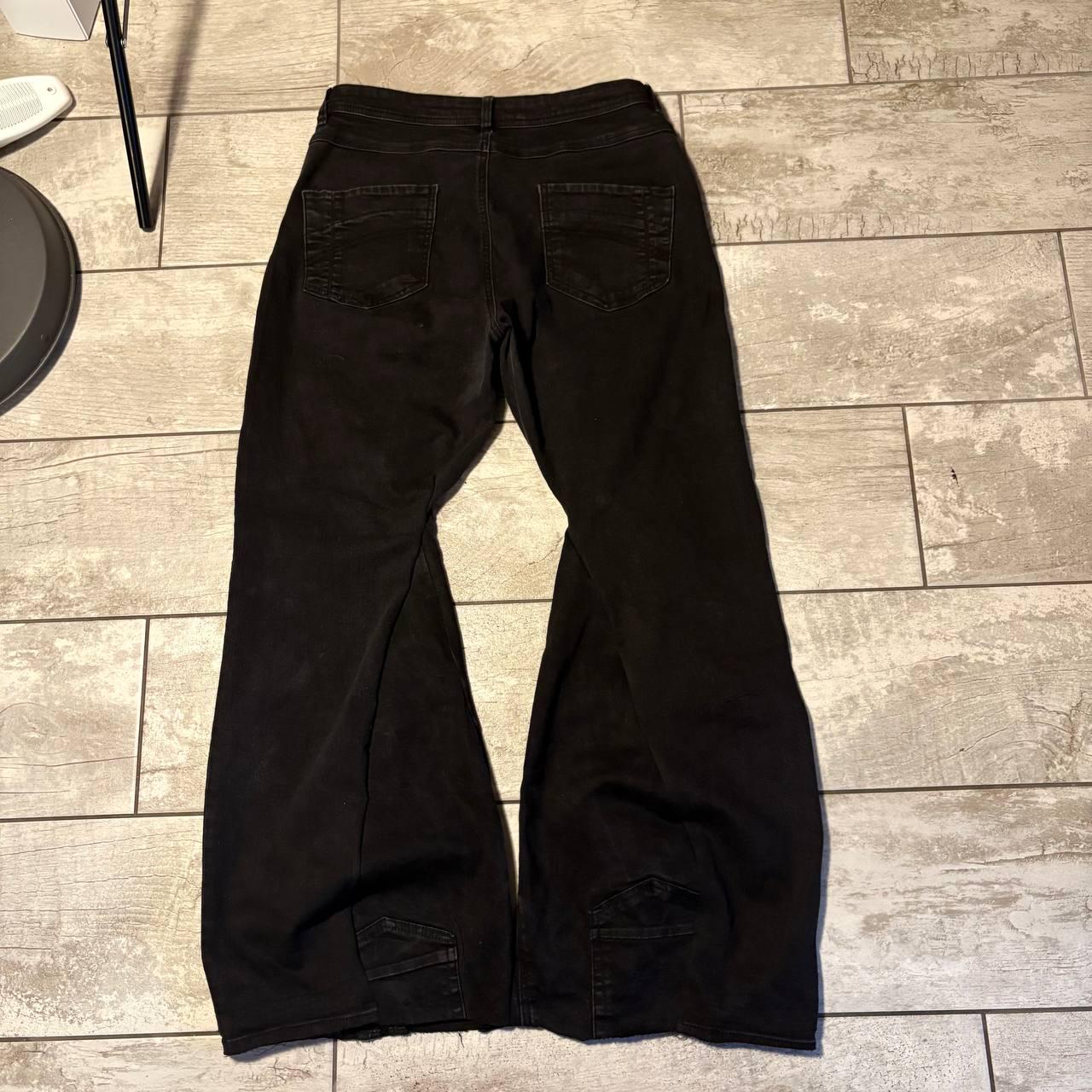 Czarne, szerokie, rozszerzane jeansy – ręcznie robione, workowate spodnie | Gotycki, alternatywny metaliczny styl Y2K Flare Streetwear