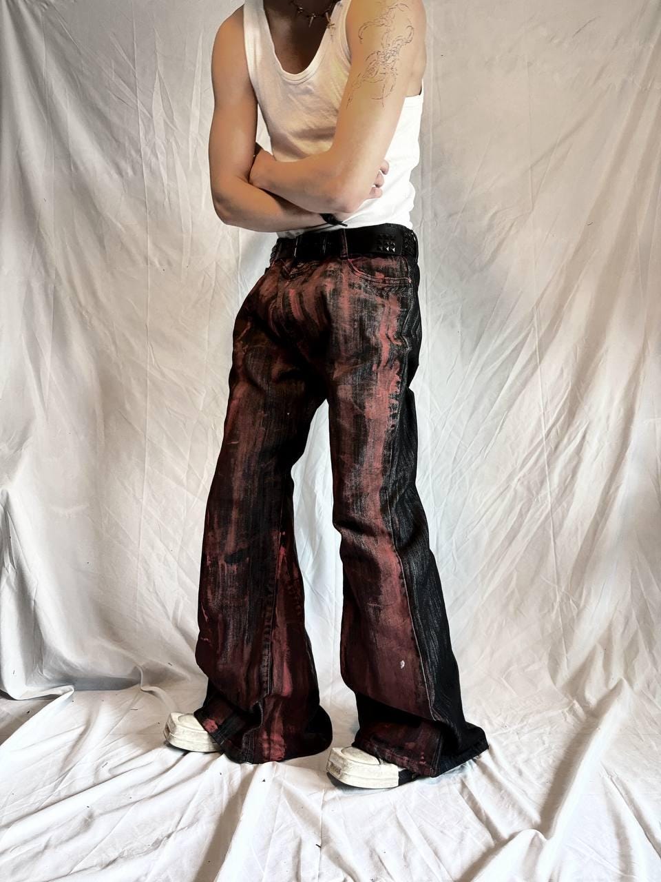 Ręcznie robione, czarno-czerwone, malowane, szerokie dżinsy: Gotyckie, grunge'owe, rok 2000