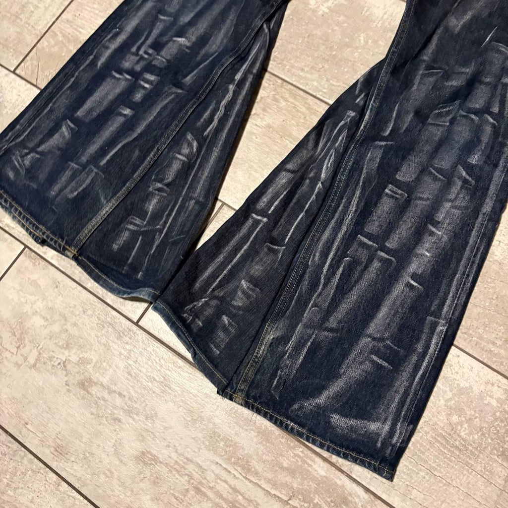 Spodnie z szerokimi nogawkami w kolorze ciemnoniebieskim, woskowane: ręcznie robiony denim w stylu grunge