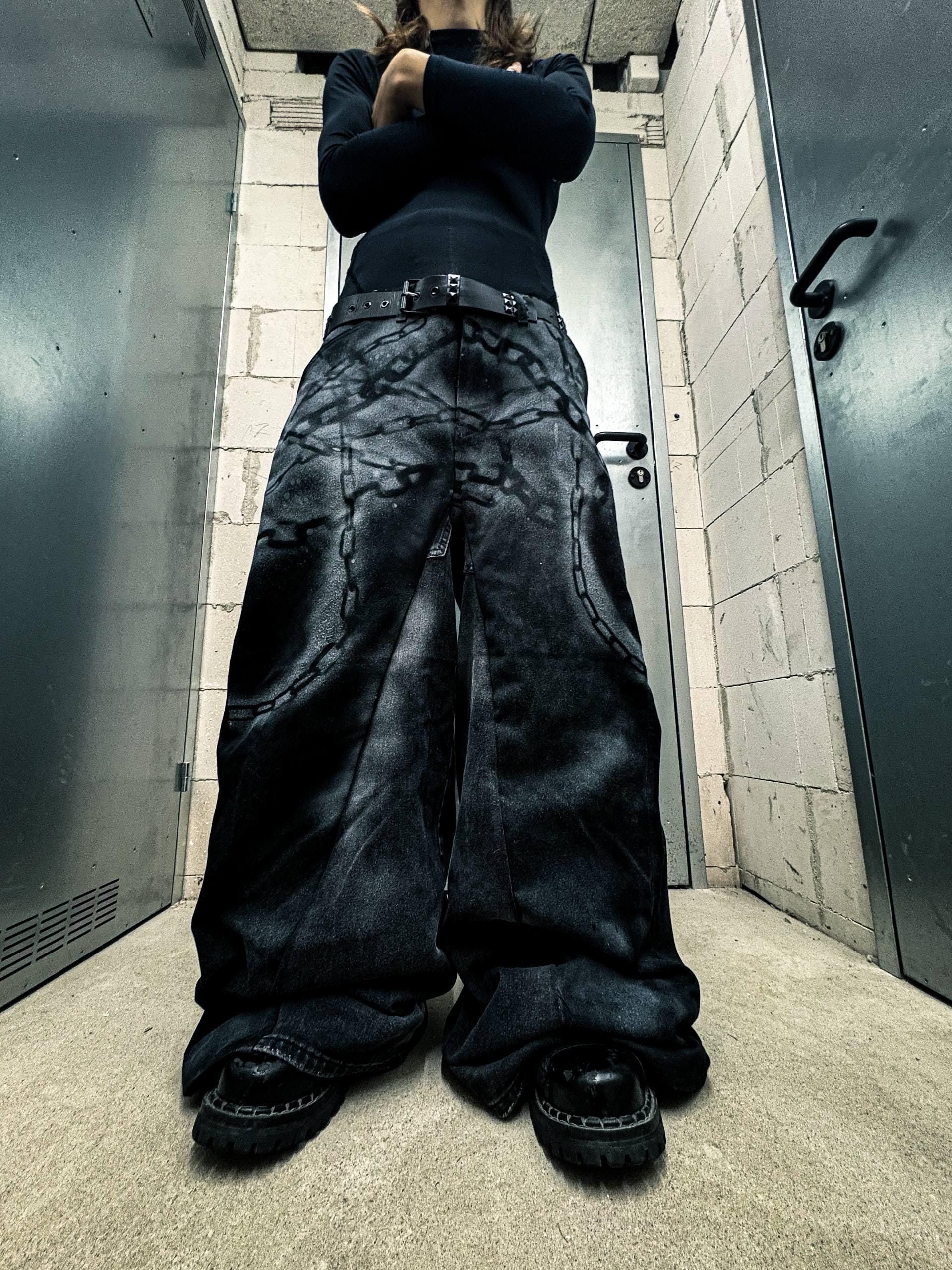 Jeansy gotyckie z szerokimi nogawkami, ręcznie robione: łańcuszki i spray, spodnie punkowe z recyklingu