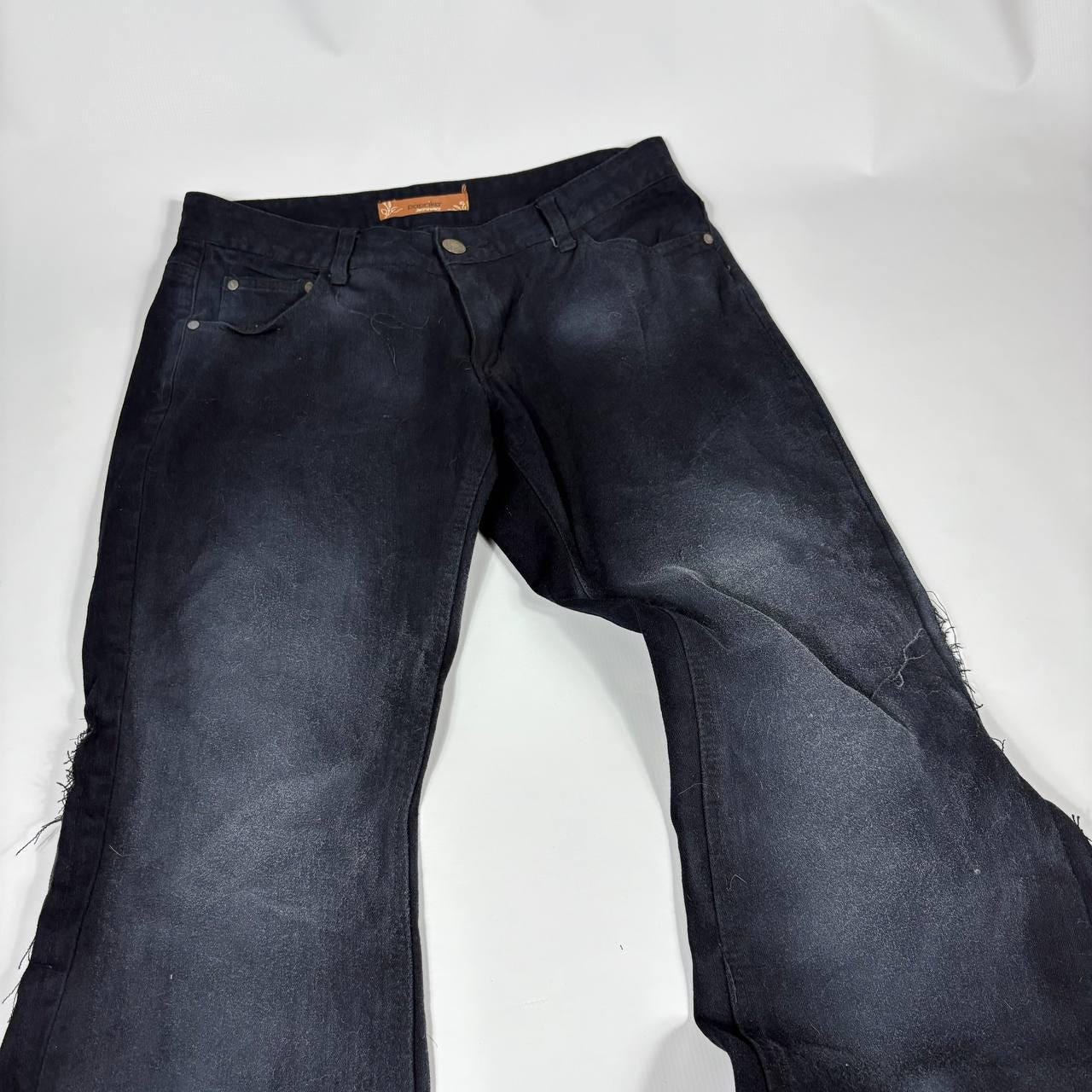 Ręcznie robione czarne rozszerzane jeansy – przetworzone spodnie gotyckie w stylu grunge z roku 2000