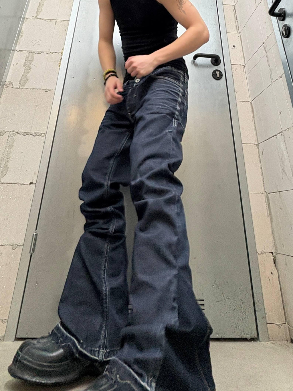 Ciemnoniebieskie spodnie z szerokimi nogawkami Custom: ręcznie robiony denim w stylu grunge