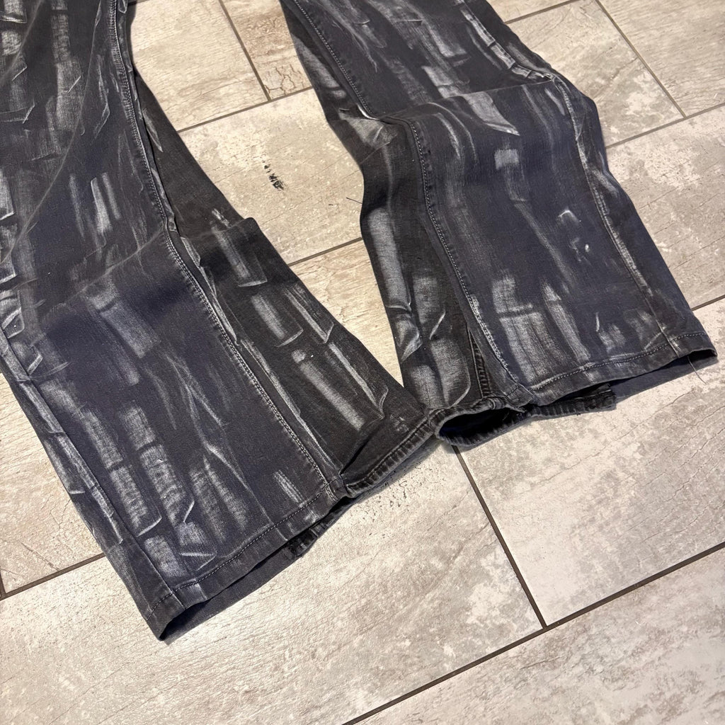 Woskowane czarne jeansy z szerokimi nogawkami: ręcznie robiona odzież uliczna w stylu gotyckim i punkowym