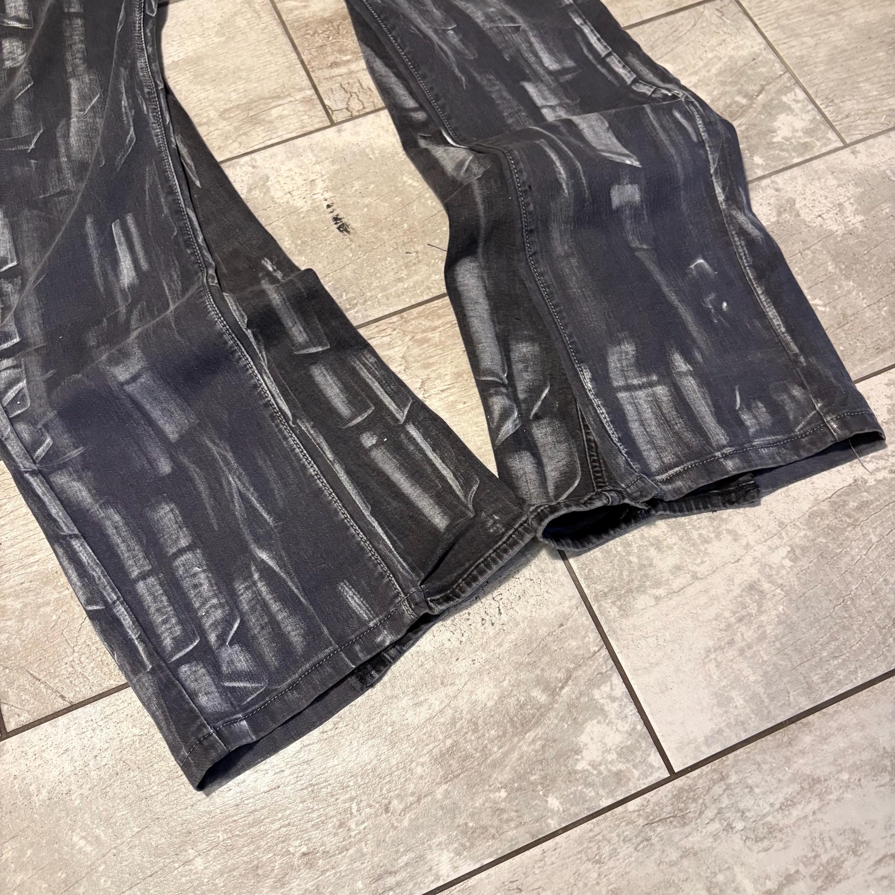 Woskowane czarne jeansy z szerokimi nogawkami: ręcznie robiona odzież uliczna w stylu gotyckim i punkowym