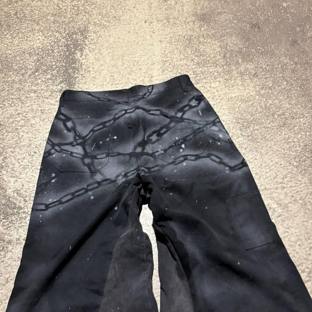 Ręcznie robione dżinsy gotyckie z szerokimi nogawkami: łańcuszki i spraye, spodnie punkowe z recyklingu