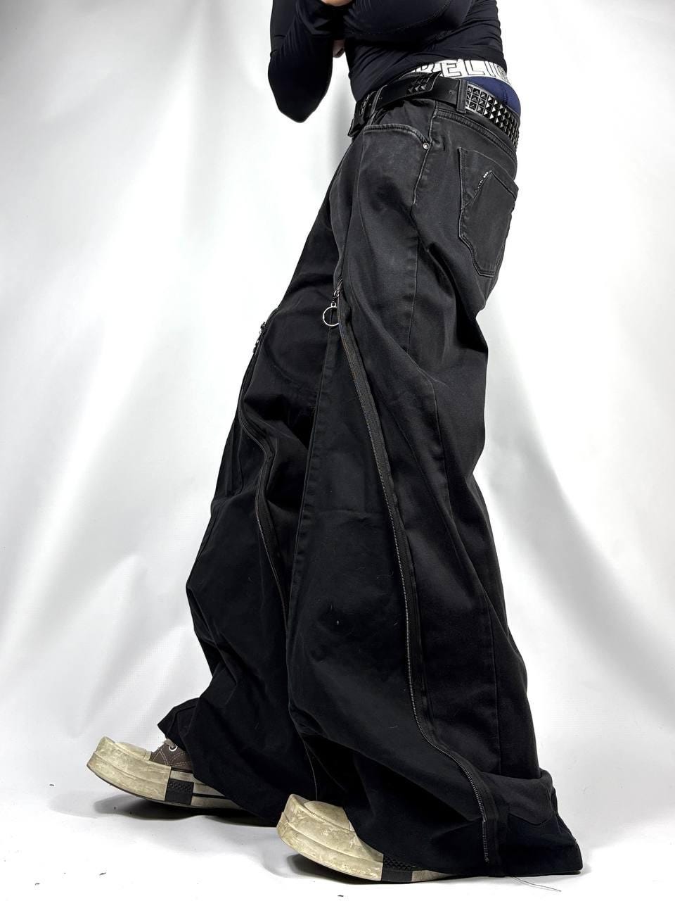 Ręcznie robione czarne rozszerzane jeansy: spodnie z zamkiem błyskawicznym w stylu gotyckim Y2K