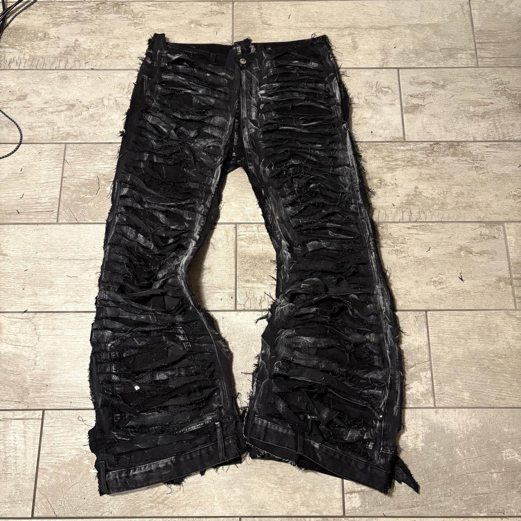 Ręcznie robione, postarzane, czarne, luźne jeansy – pełne rozdarcia na dole, punkowe, grunge'owe, streetwearowe spodnie