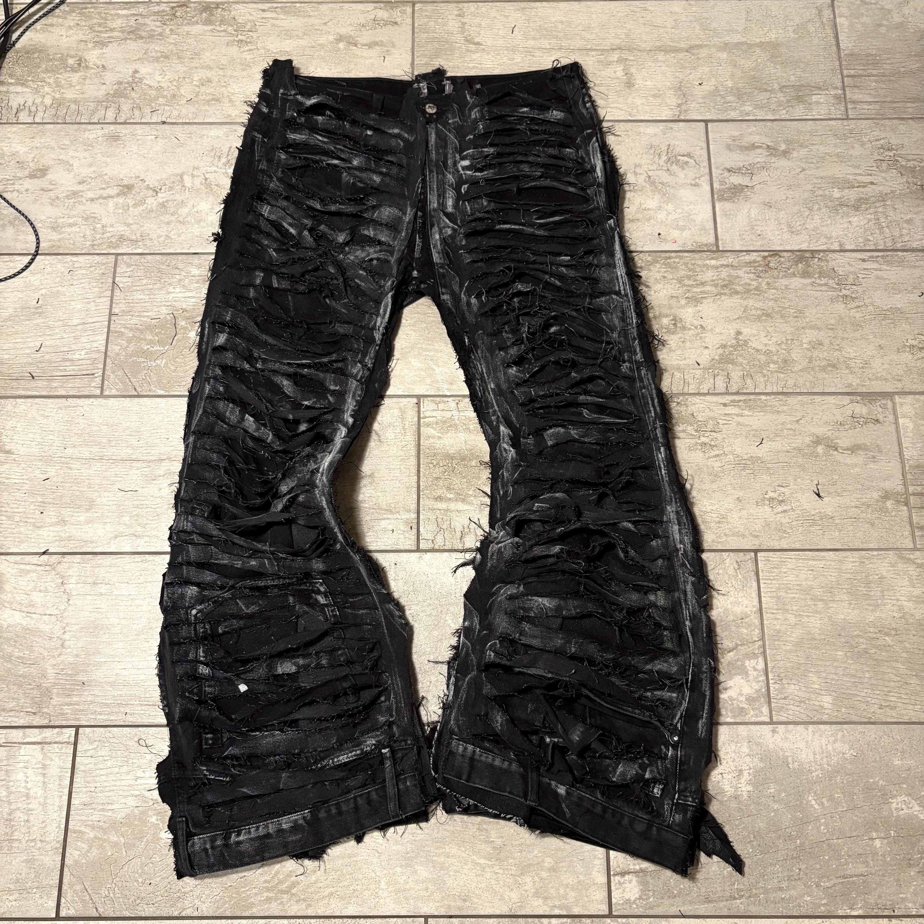 Ręcznie robione, postarzane, czarne, luźne jeansy – pełne rozdarcia na dole, punkowe, grunge'owe, streetwearowe spodnie