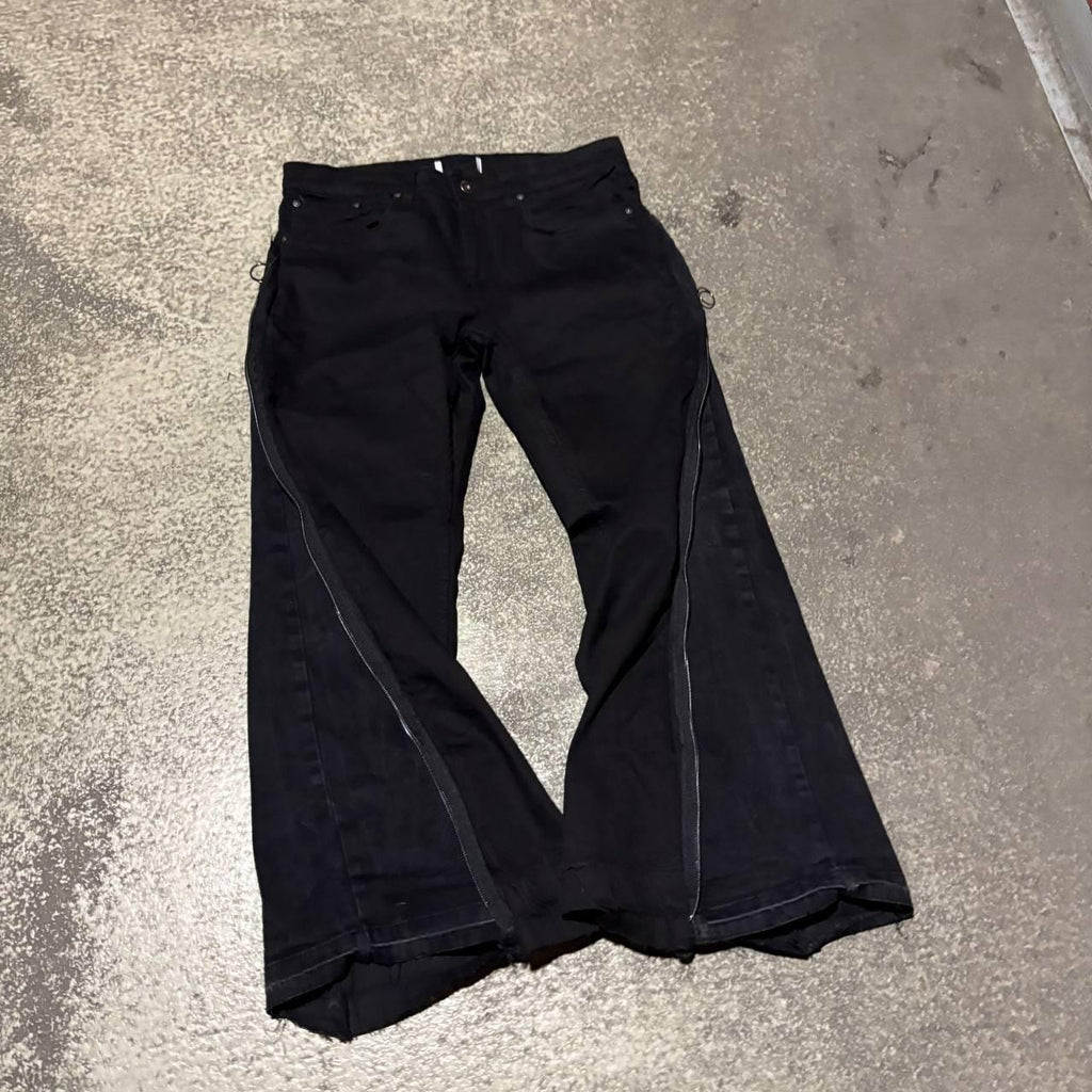 Ręcznie robione czarne rozszerzane jeansy typu baggy: odzież uliczna w stylu gotyckim i punkowym z epoki Y2K