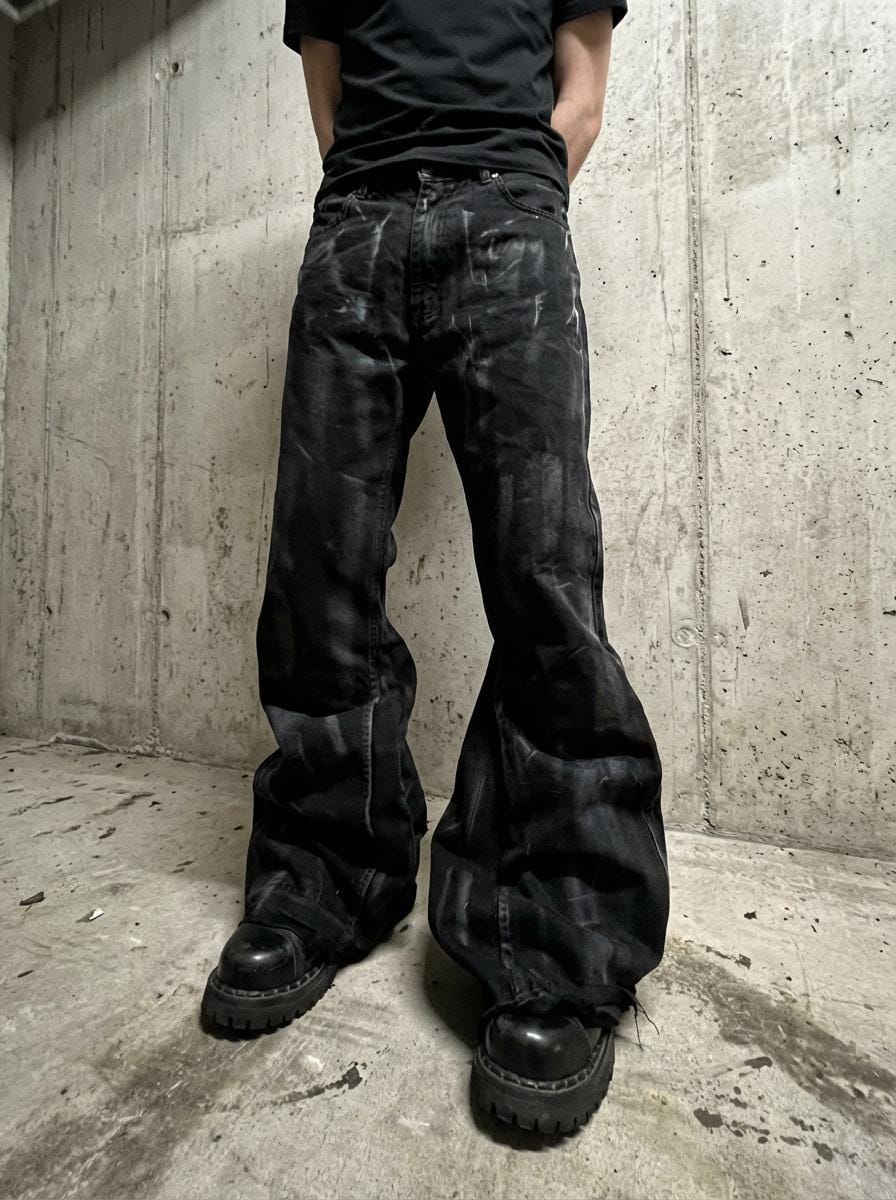 Czarne, woskowane, dzwony, ręcznie robione: Y2K Grunge Streetwear