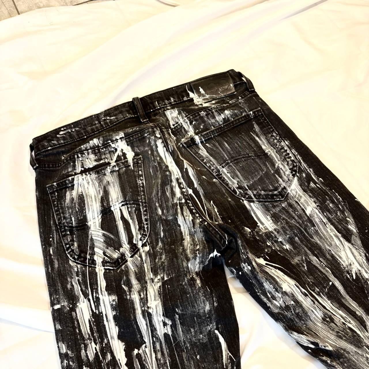 Malowane ręcznie czarne jeansy z szerokimi nogawkami – spodnie baggy streetwear w stylu grunge punk goth