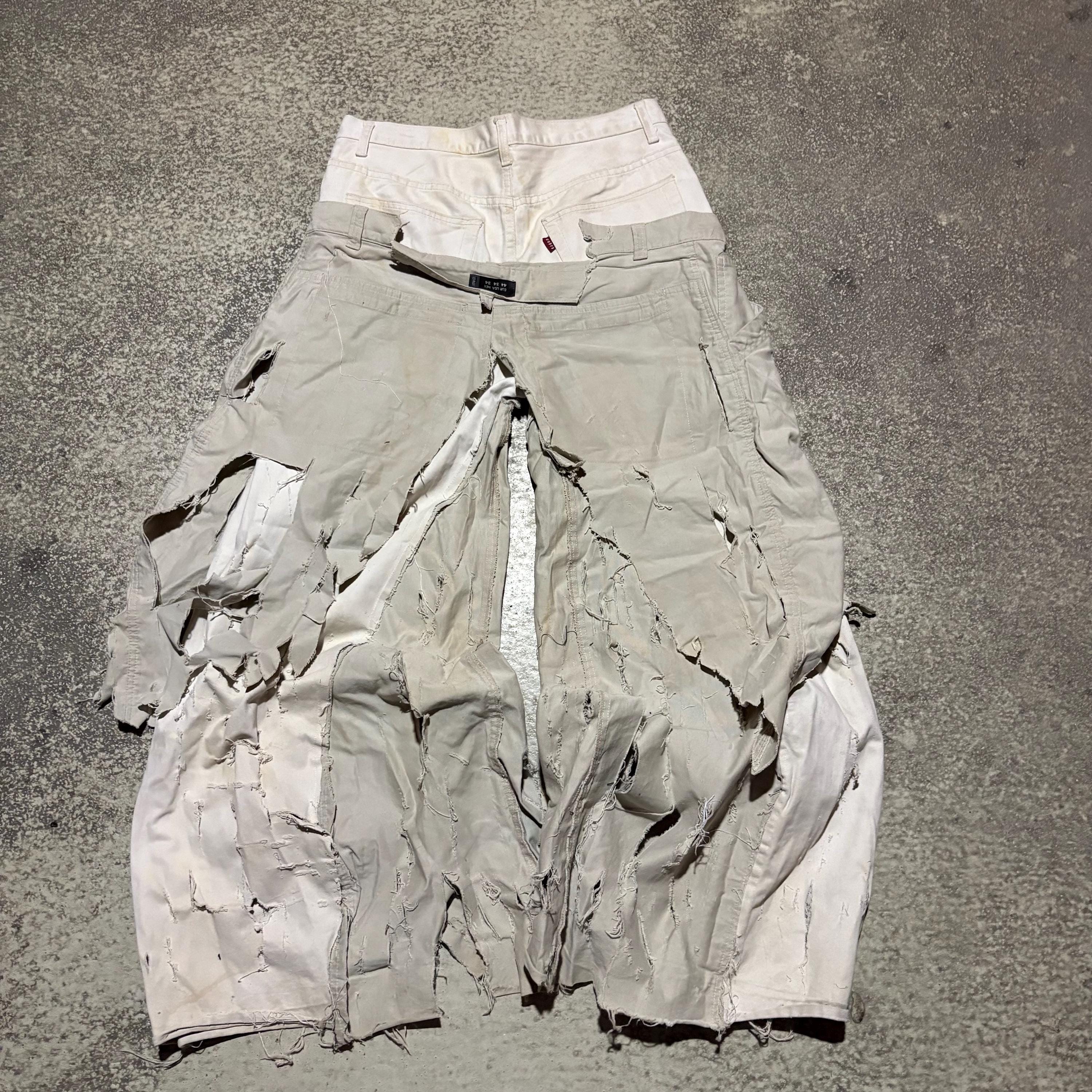 Zniszczone białe dżinsy z szerokimi nogawkami: gotycki, grunge'owy streetwear w stylu Y2K