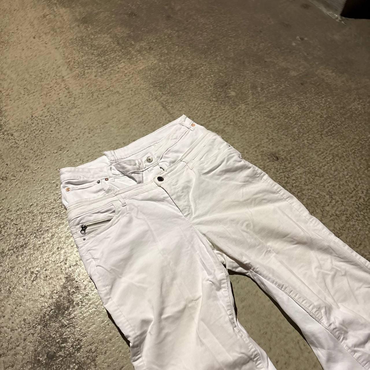 Ręcznie robione białe jeansy z szerokimi nogawkami – Y2K Goth Alt Streetwear