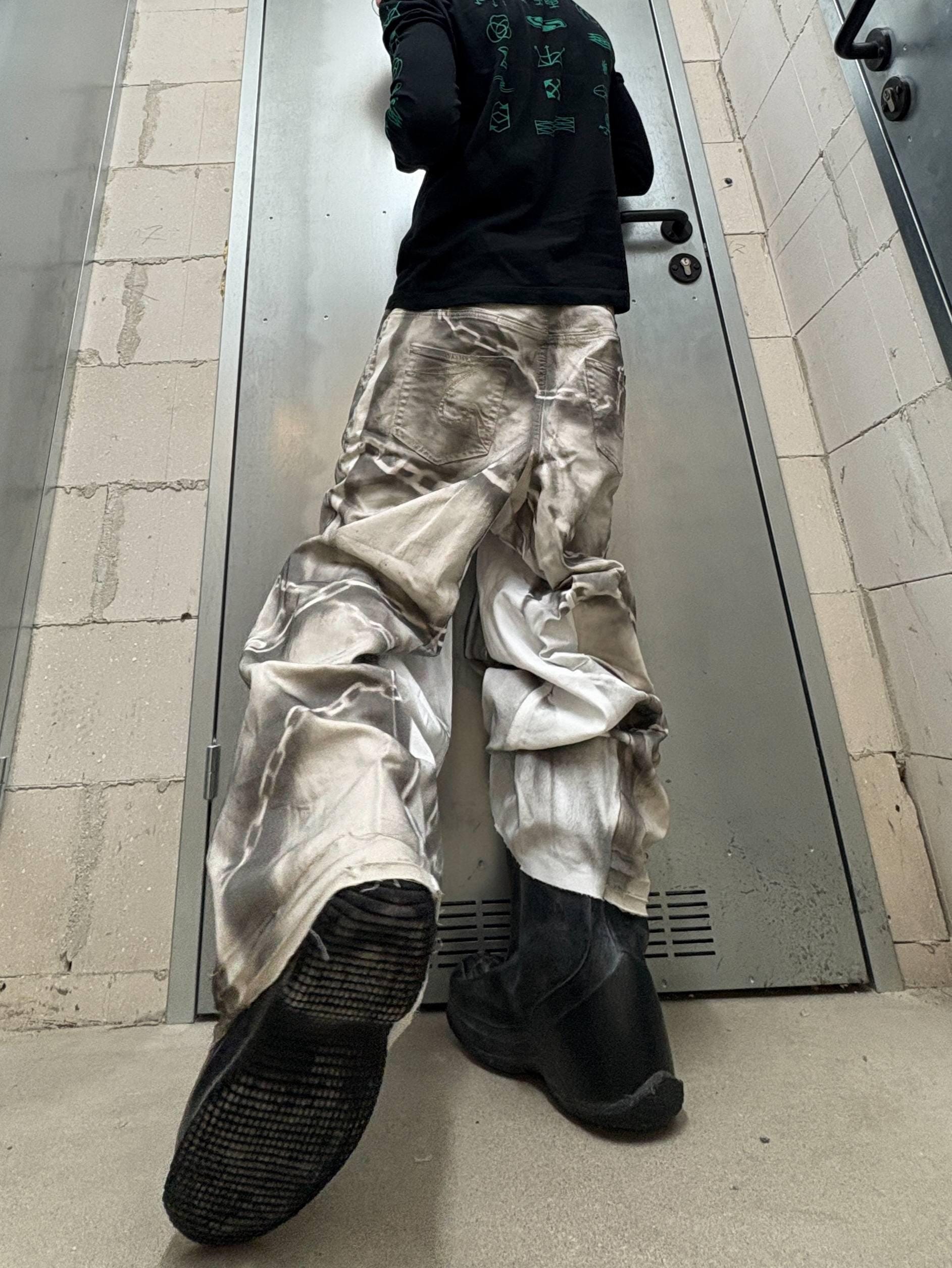 Białe, szerokie, wzorzyste jeansy – ręcznie robione spodnie w stylu gotyckim i grunge z lat 2000