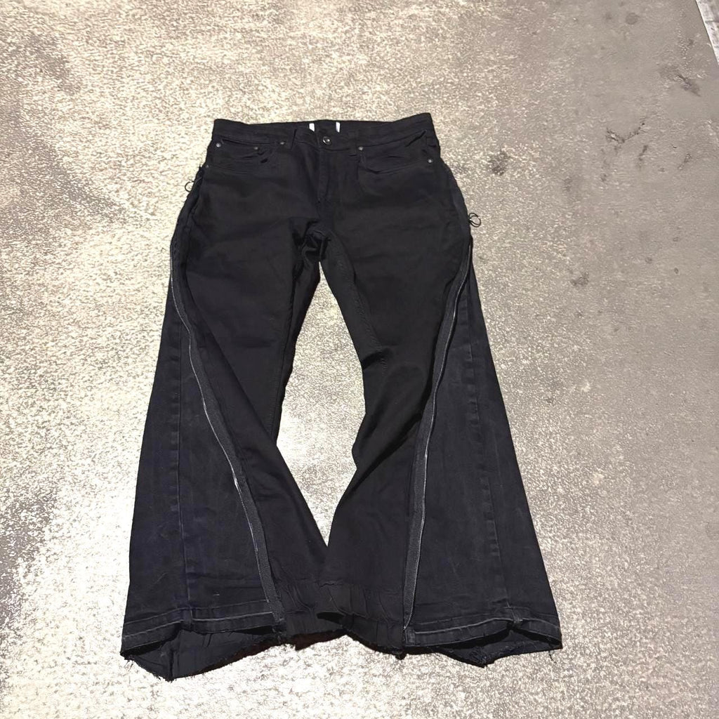 Ręcznie robione czarne rozszerzane jeansy typu baggy: odzież uliczna w stylu gotyckim i punkowym z epoki Y2K