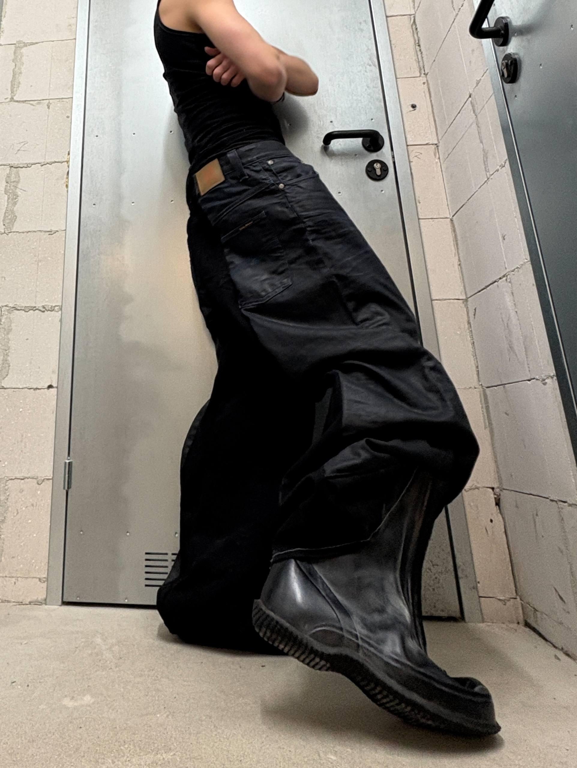 Czarne, luźne, ręcznie robione spodnie: gotycko-punkowe, cybernetyczne ubrania uliczne Y2K