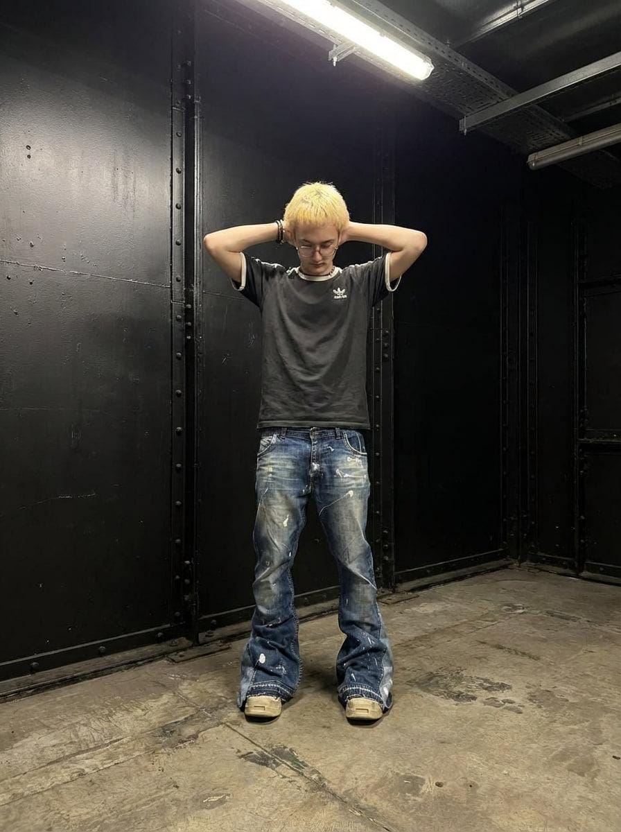 Jasnoniebieskie, spersonalizowane spodnie z szerokimi nogawkami: ręcznie robiony denim w stylu grunge