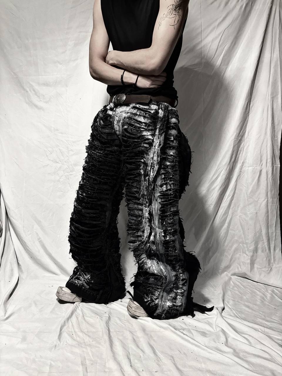 Ręcznie robione, ekstremalnie zniszczone, szerokie dżinsy – spodnie w stylu awangardowym, punkowym, gotyckim i grunge'owym
