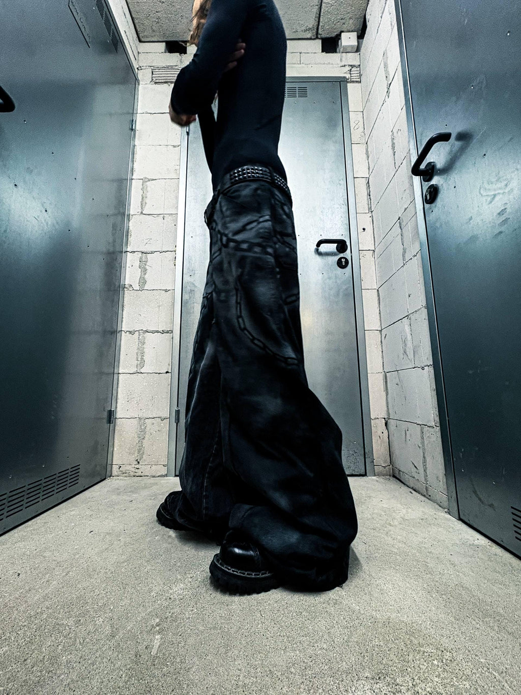 Jeansy gotyckie z szerokimi nogawkami, ręcznie robione: łańcuszki i spray, spodnie punkowe z recyklingu