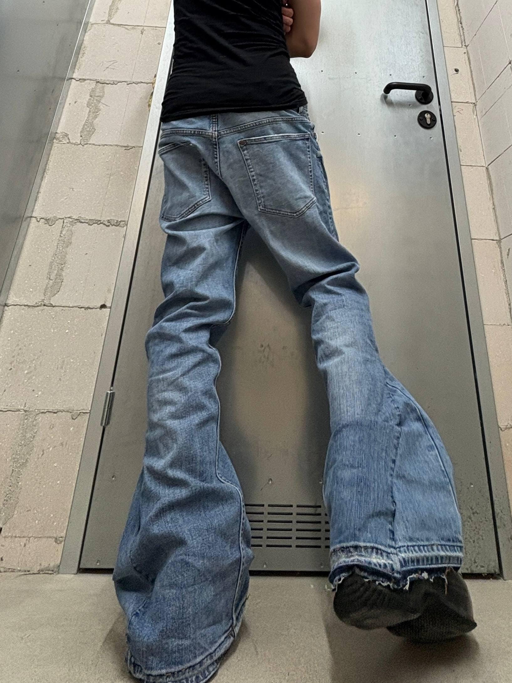 Jasnoniebieskie, spersonalizowane spodnie z szerokimi nogawkami: ręcznie robiony denim w stylu grunge