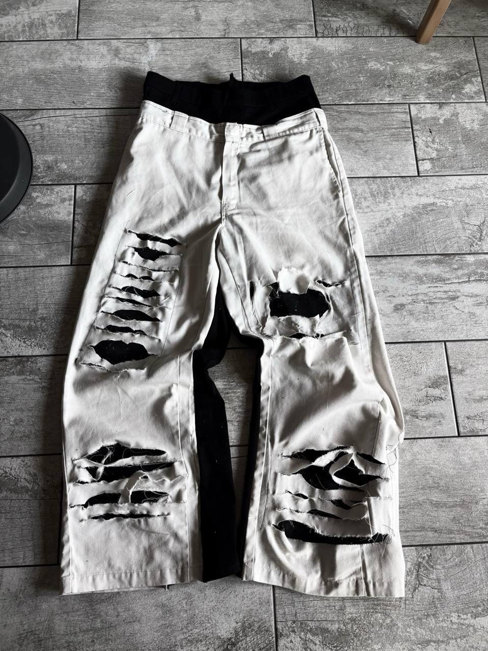 Znoszone białe jeansy z szerokimi nogawkami: Grunge Goth Y2K