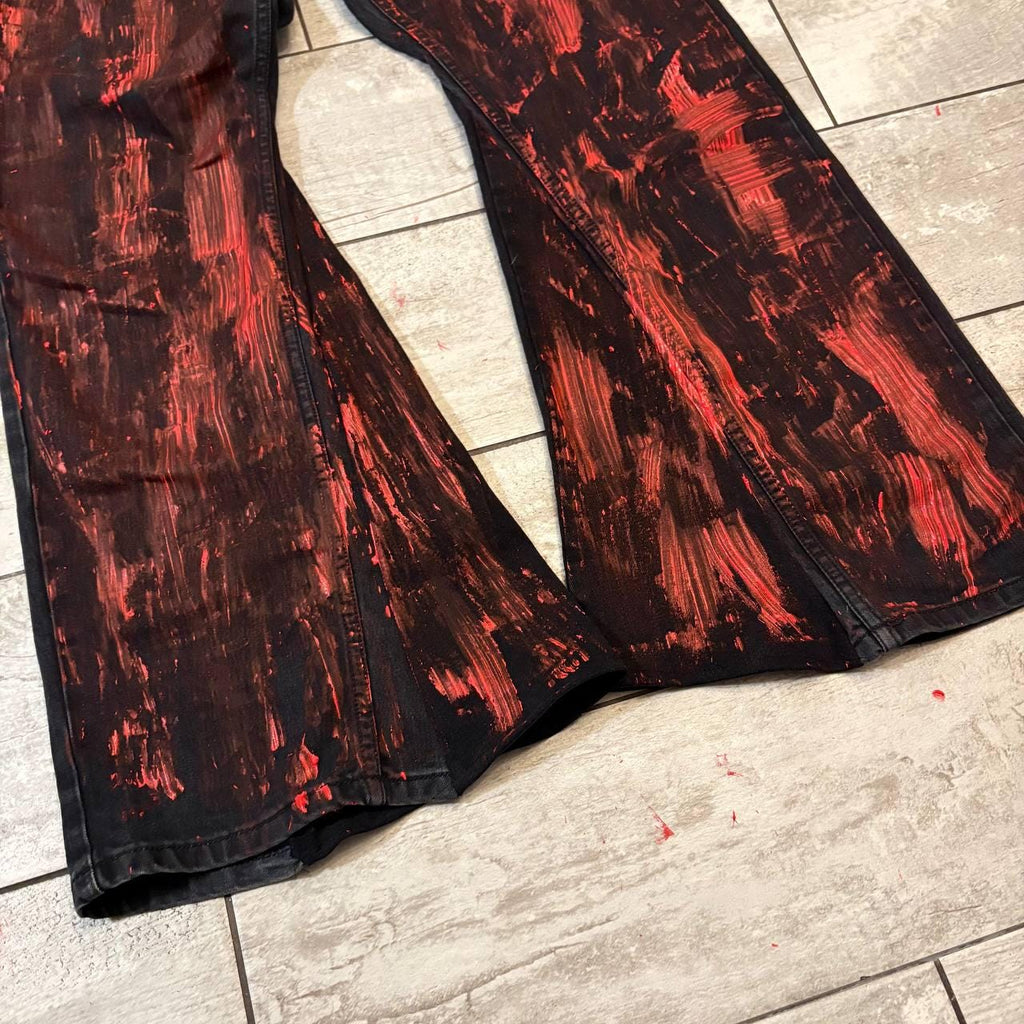 Ręcznie robione, czerwone i czarne, malowane, rozszerzane jeansy – spodnie gotyckie w stylu grunge Y2K