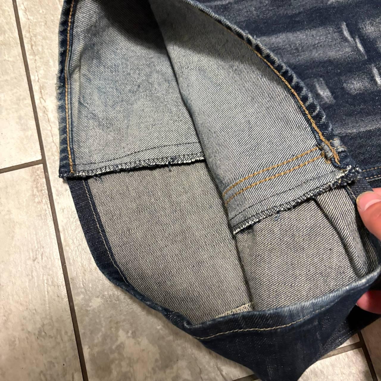 Spodnie z szerokimi nogawkami w kolorze ciemnoniebieskim, woskowane: ręcznie robiony denim w stylu grunge