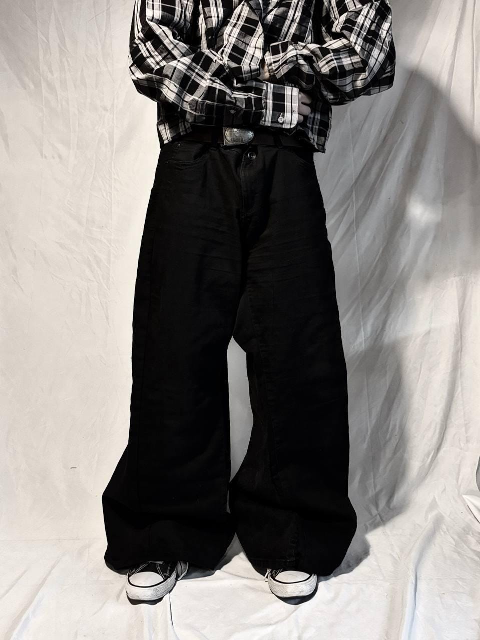 Ręcznie robione czarne rozszerzane jeansy typu baggy: odzież uliczna w stylu gotyckim i punkowym z epoki Y2K