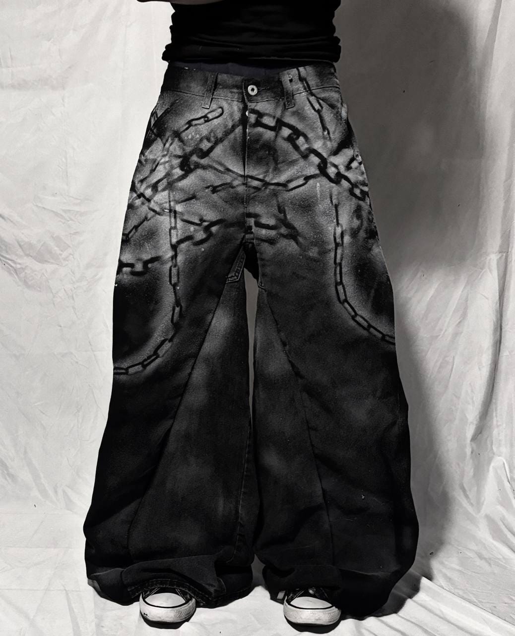 Ręcznie robione dżinsy gotyckie z szerokimi nogawkami: łańcuszki i spraye, spodnie punkowe z recyklingu