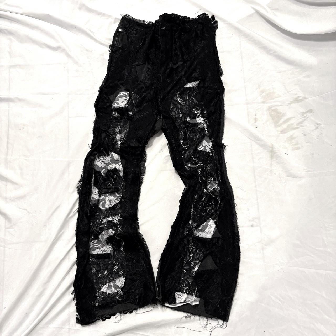 Ręcznie robione, postarzane, czarne, luźne jeansy – pełne rozdarcia na dole, punkowe, grunge'owe, streetwearowe spodnie