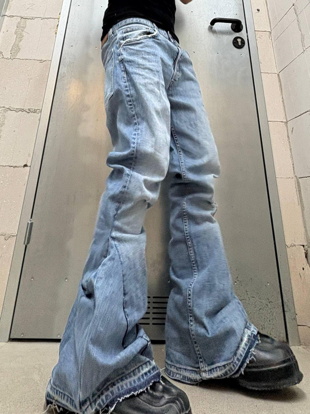 Jasnoniebieskie, spersonalizowane spodnie z szerokimi nogawkami: ręcznie robiony denim w stylu grunge