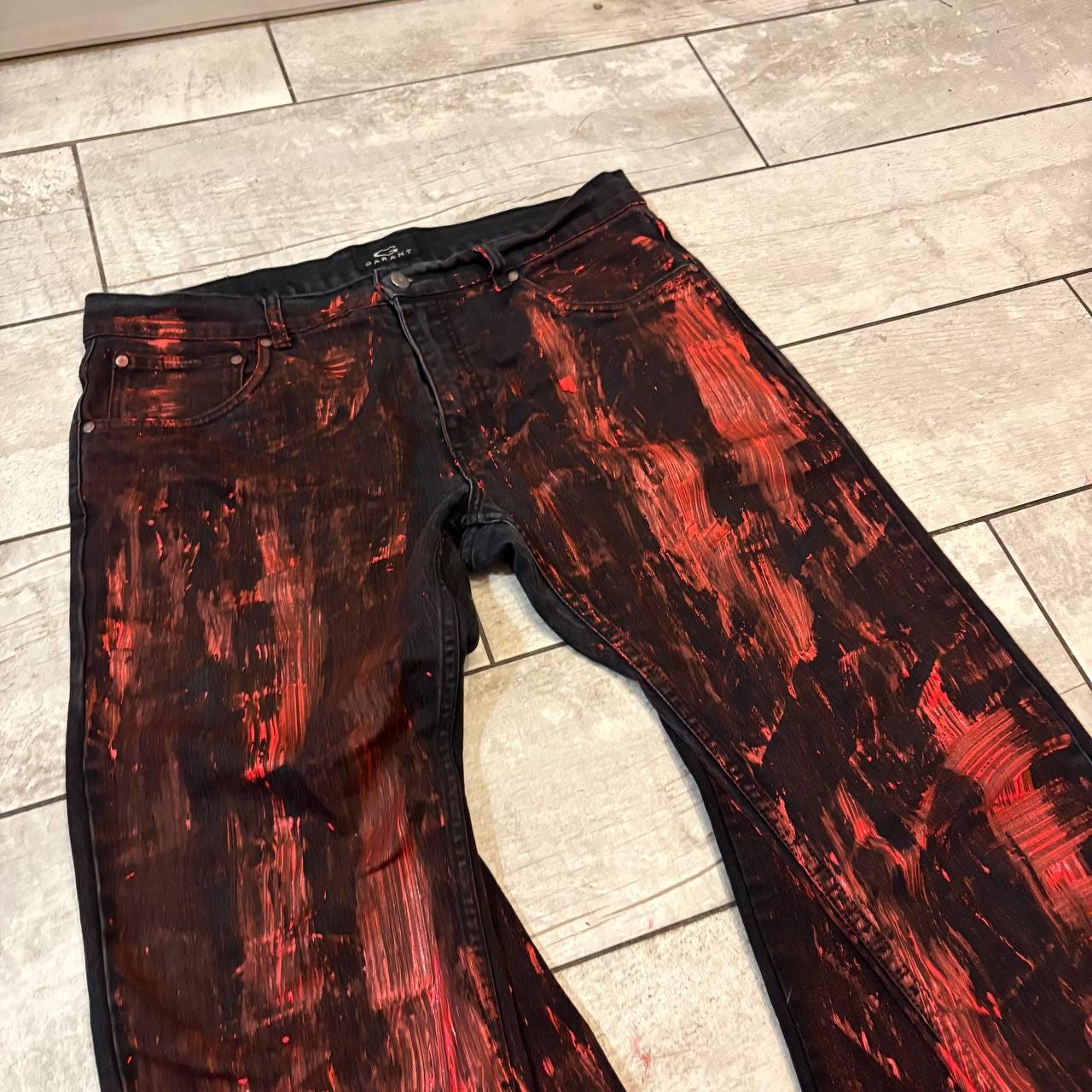Ręcznie robione, czerwone i czarne, malowane, rozszerzane jeansy – spodnie gotyckie w stylu grunge Y2K