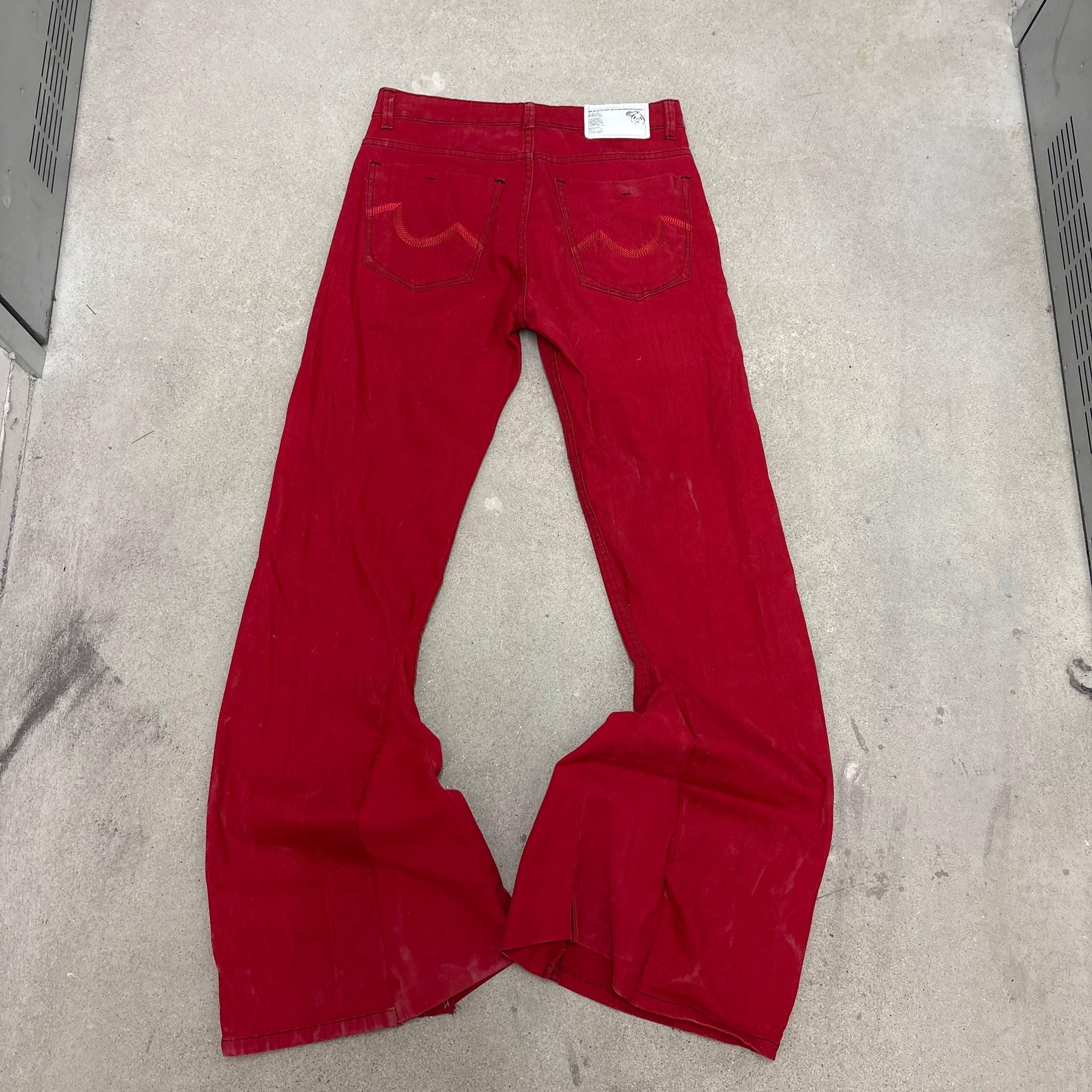 czerwone jeansy z rozszerzanymi nogawkami – ręcznie robione spodnie streetwearowe w stylu grunge z rocznika 2000